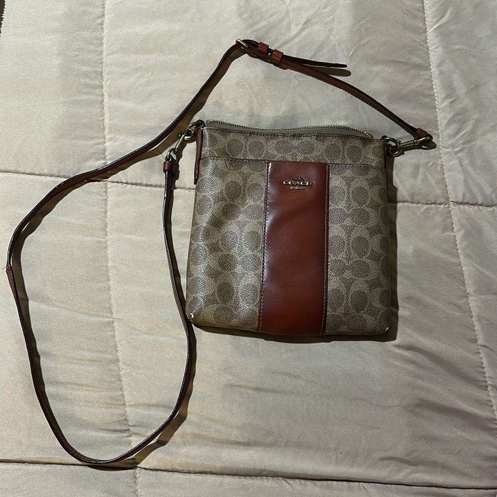 Super cute Coach crossbody! 😊